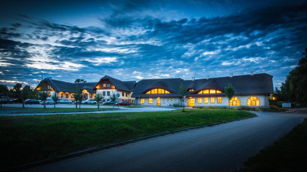 ein großes Haus mit nachts eingeschaltetem Licht in der Unterkunft Hotel SKANZEN in Velehrad
