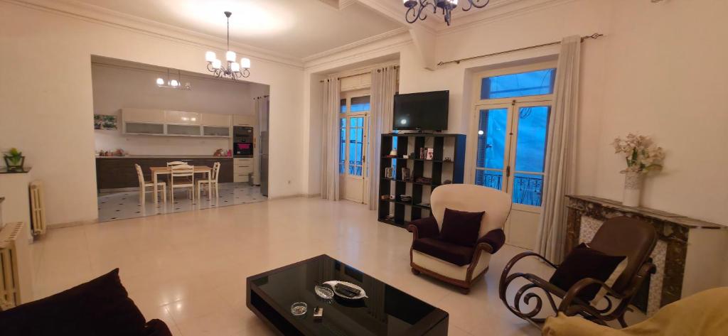 a large living room with a table and chairs at Appartement Alger in Alger