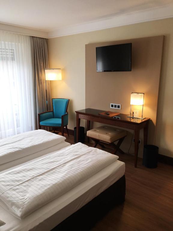 Postel nebo postele na pokoji v ubytování Dürer-Hotel