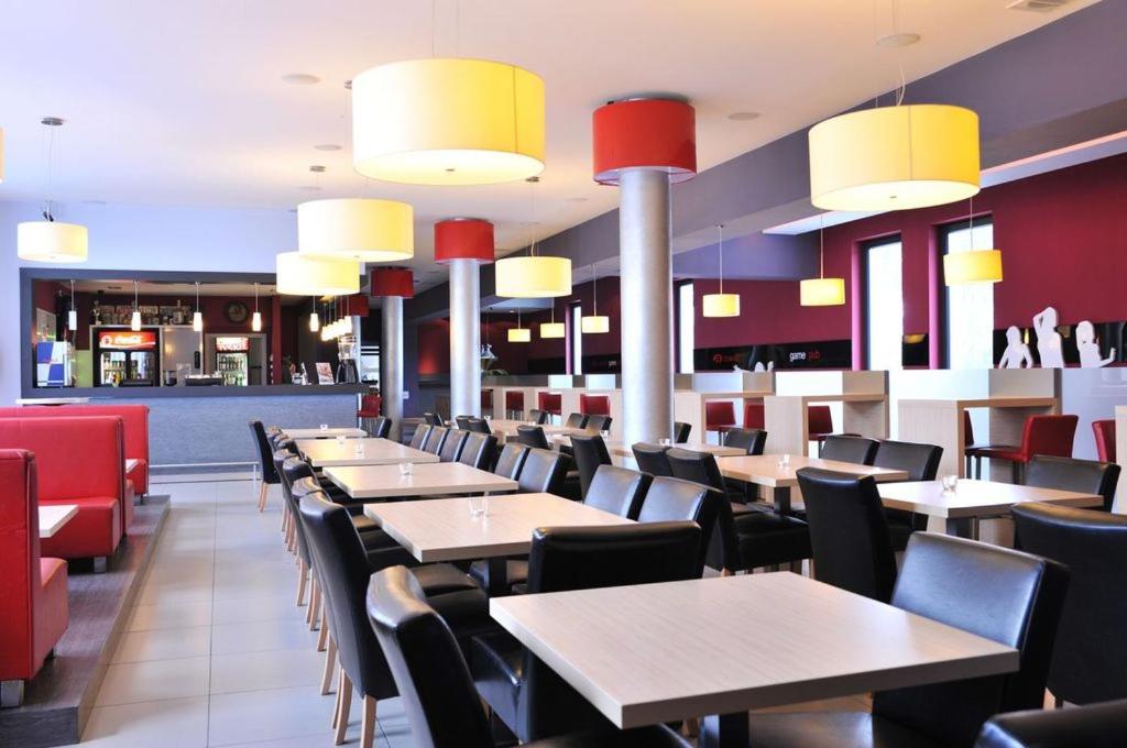 Reštaurácia alebo iné gastronomické zariadenie v ubytovaní Oswald Arena