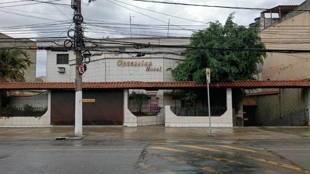 an empty street in front of an apartment building at Hotel Obsession in Pôrto Esperidião