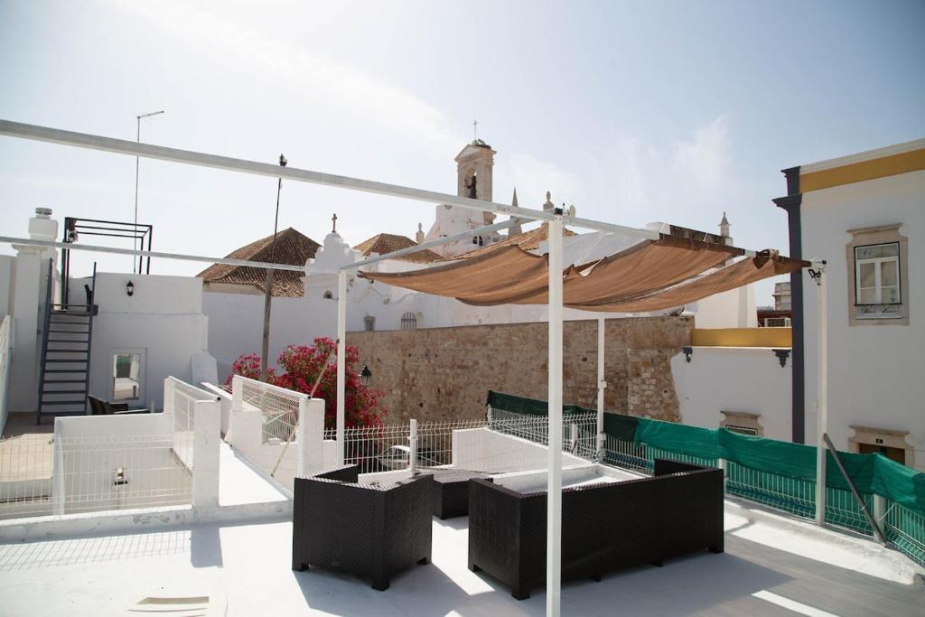 a canopy on the roof of a building at Casa do Arco da Vila in Faro