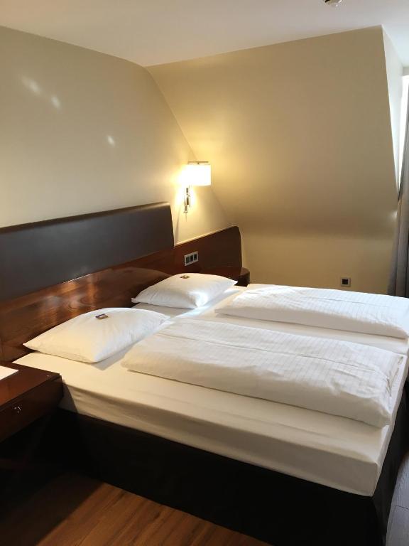 Postel nebo postele na pokoji v ubytování Dürer-Hotel