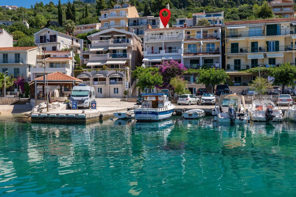 Apartments by the sea Podgora, Makarska - 11432