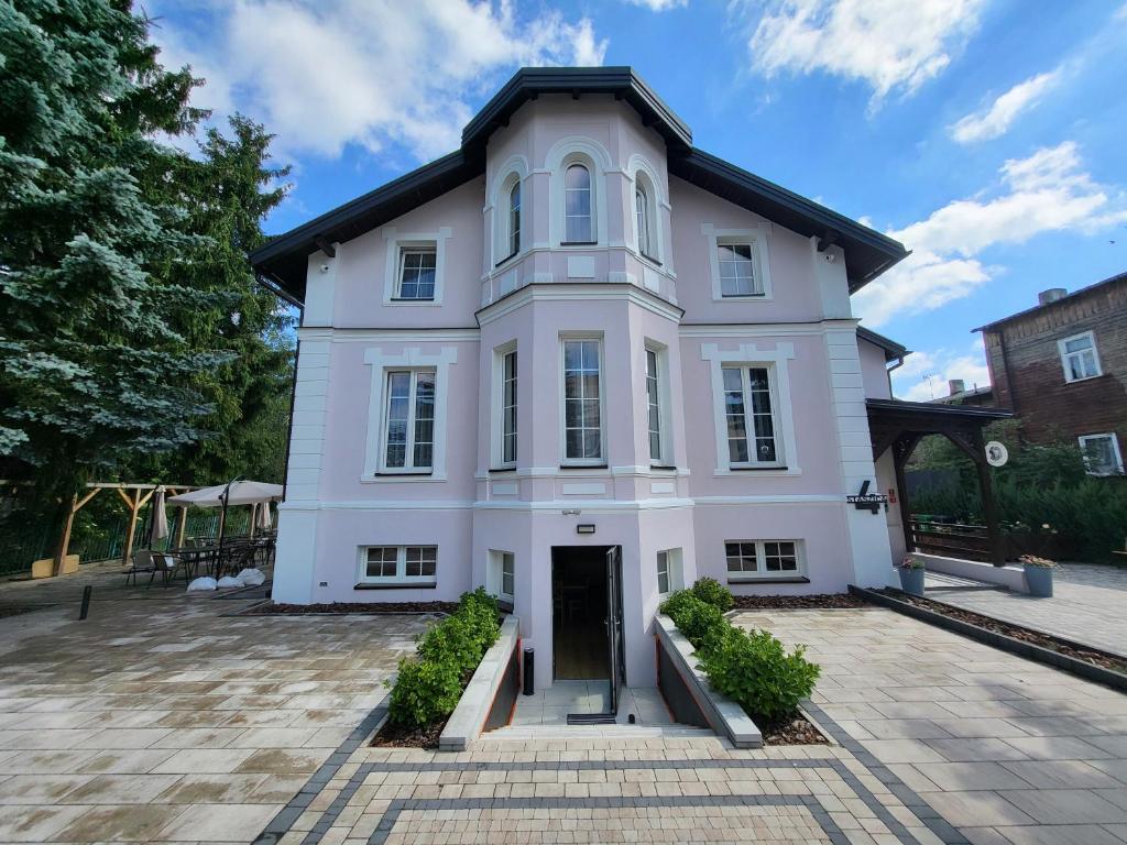 a large white house with a large driveway at PannaiLew in Ciechocinek