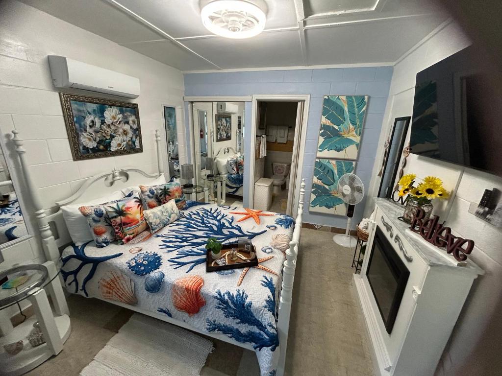 a bedroom with a bed with a blue and white comforter at Studio Wendy in Bradenton