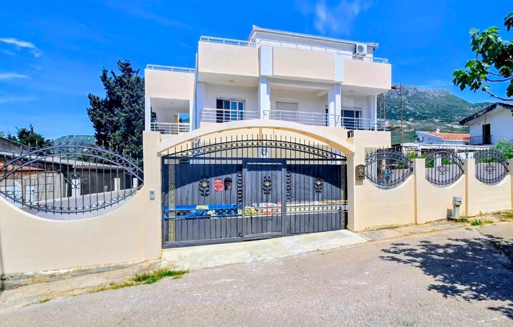 a house with a gate in front of it at Villa imperial in Ravanj
