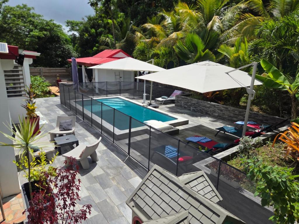 an overhead view of a swimming pool with umbrellas at Villa Fleur de Lys MAE in Morne-à-lʼEau