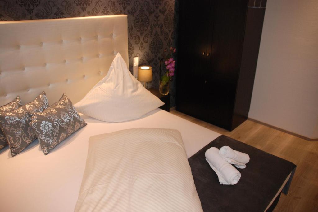 Postel nebo postele na pokoji v ubytování Hotel zur Linde