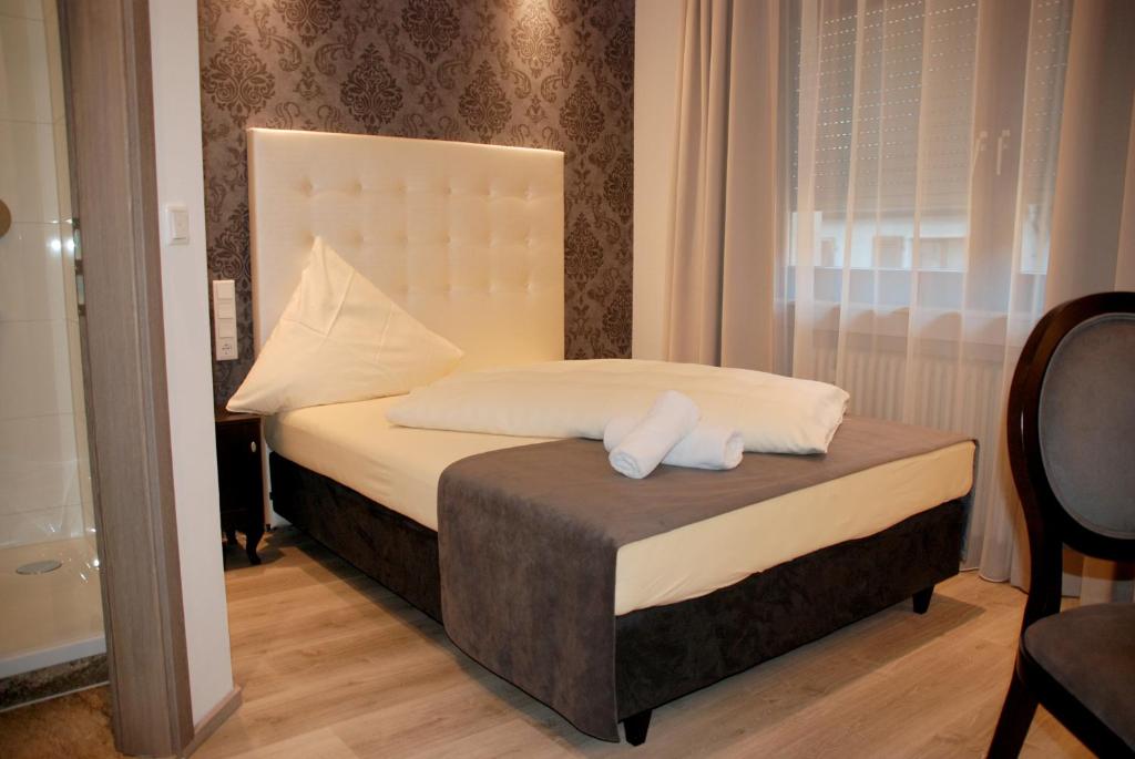 Postel nebo postele na pokoji v ubytování Hotel zur Linde