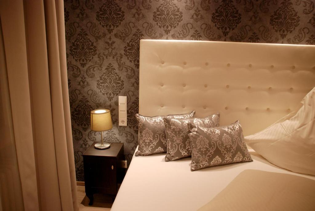 Postel nebo postele na pokoji v ubytování Hotel zur Linde