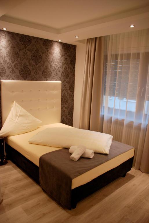Postel nebo postele na pokoji v ubytování Hotel zur Linde