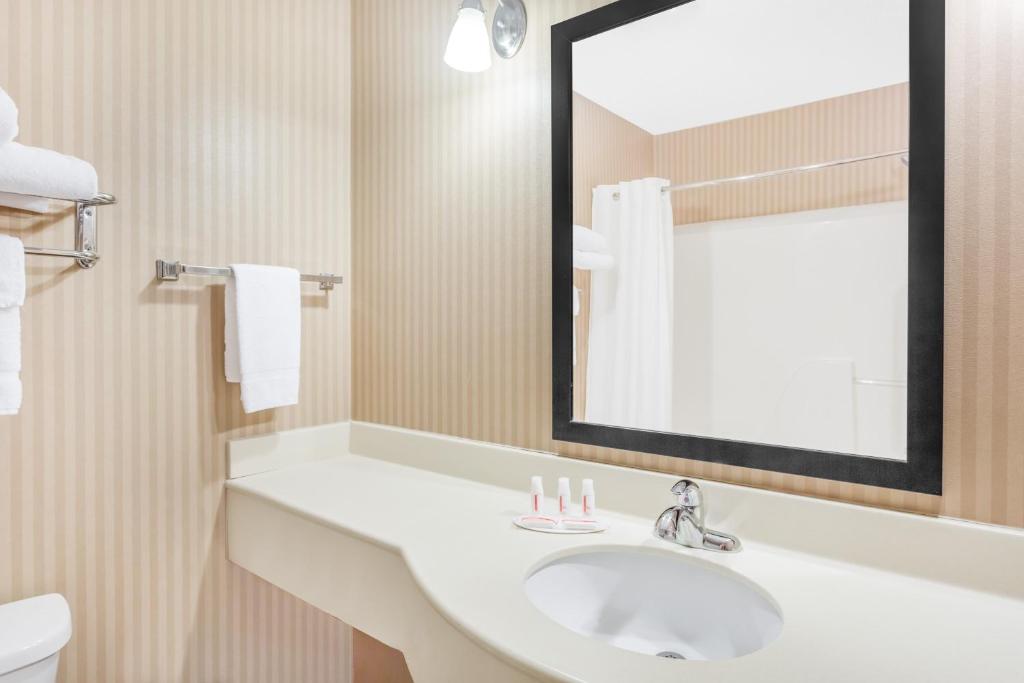 Baymont by Wyndham Cartersville - King Room - Disability Access/Non-Smoking