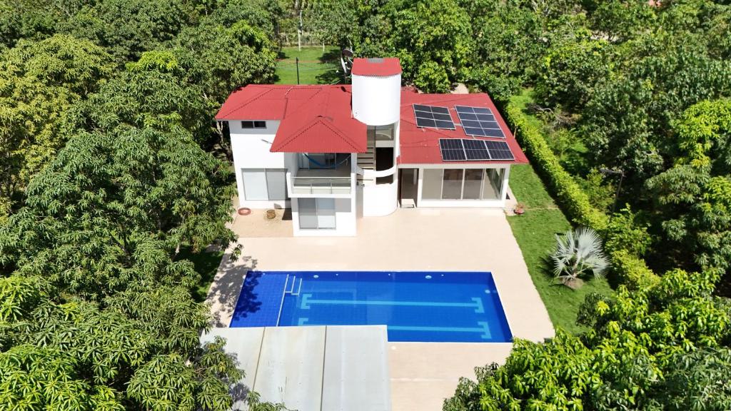 an overhead view of a house with solar panels on its roof at Finca para estrenar in Anapoima