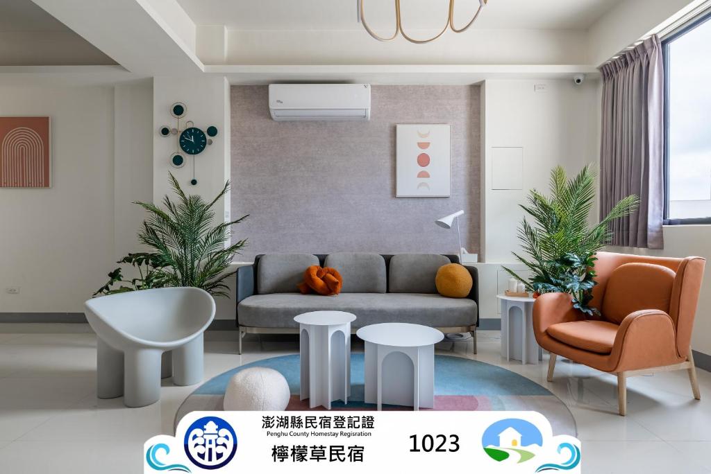 a living room with a couch and two chairs at 澎湖檸檬草 Easy Stay in Magong