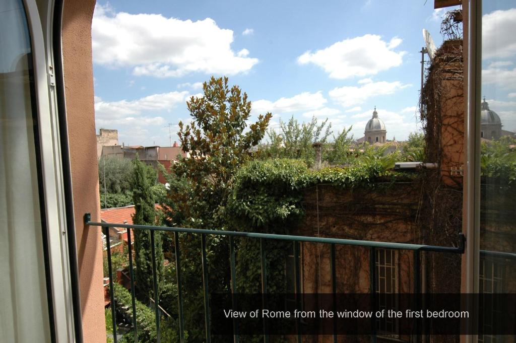 ローマにあるApartment Sant'Onofrioのバルコニーの窓から市街の景色を望めます。