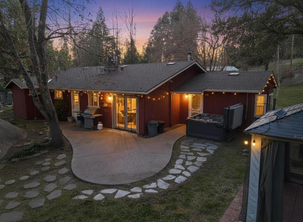 a backyard of a house with a patio at Mountain House in Mariposa