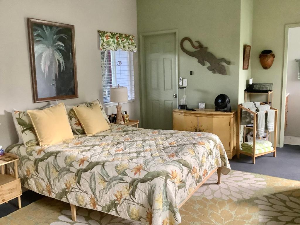 a bedroom with a king sized bed in a room at Comfort Nest in Pahoa