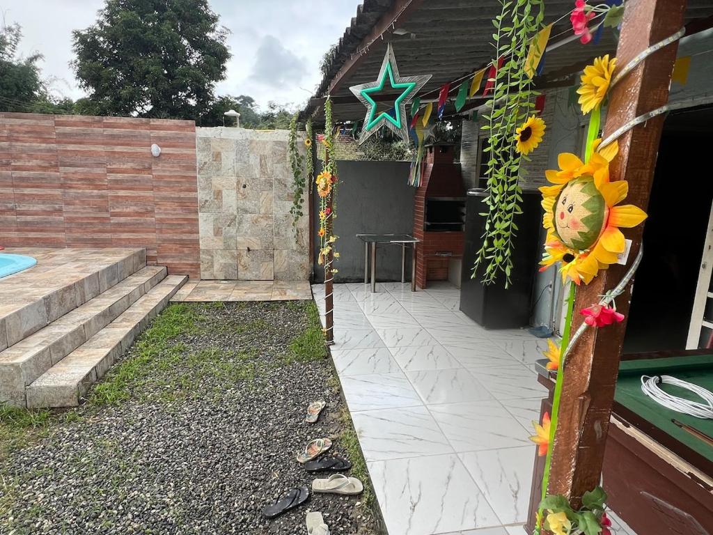 a patio with a star on the side of a house at Casa com piscina in Belfort Roxo