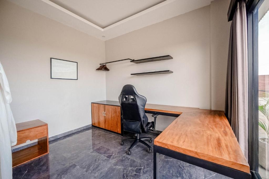 Workspace evidence from Villa MJ Modern Luxe 4BR with Big Pool & Rooftop
