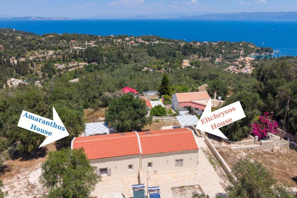 Luftaufnahme eines Hauses mit zwei Schildern in der Unterkunft Elichrysos house in Kagkátika