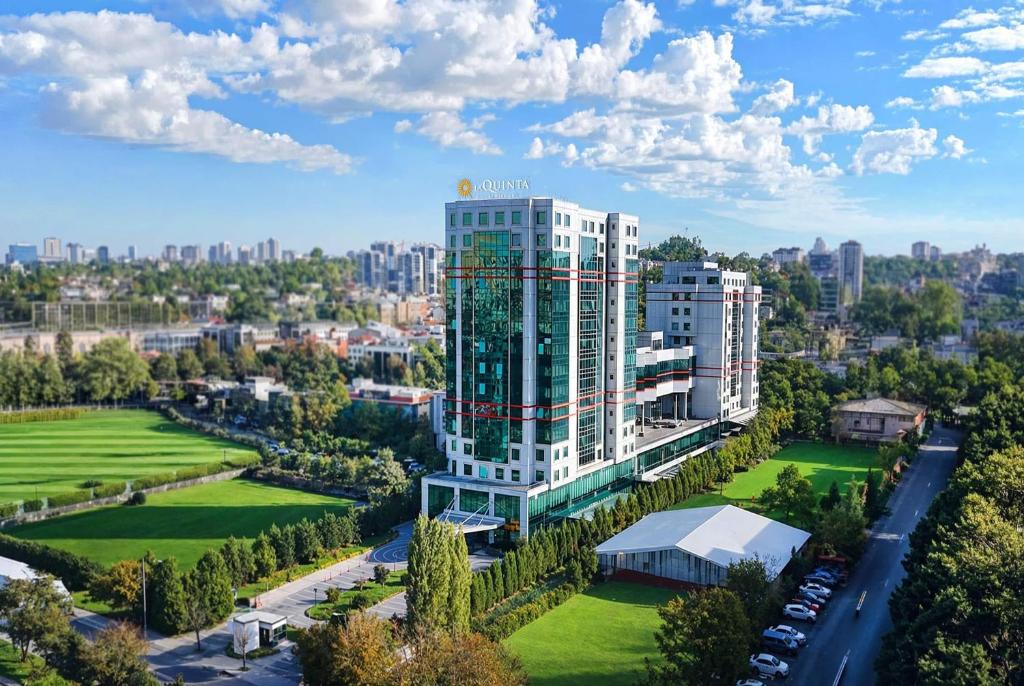 eine Luftaufnahme eines Gebäudes in einer Stadt in der Unterkunft La Quinta by Wyndham Istanbul Gunesli in Istanbul