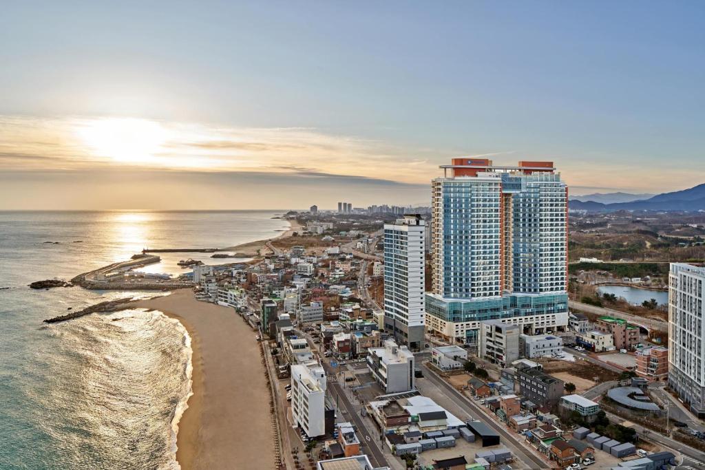 an aerial view of a beach and buildings at Wyndham Goseong Gangwon Hotel in Goseong