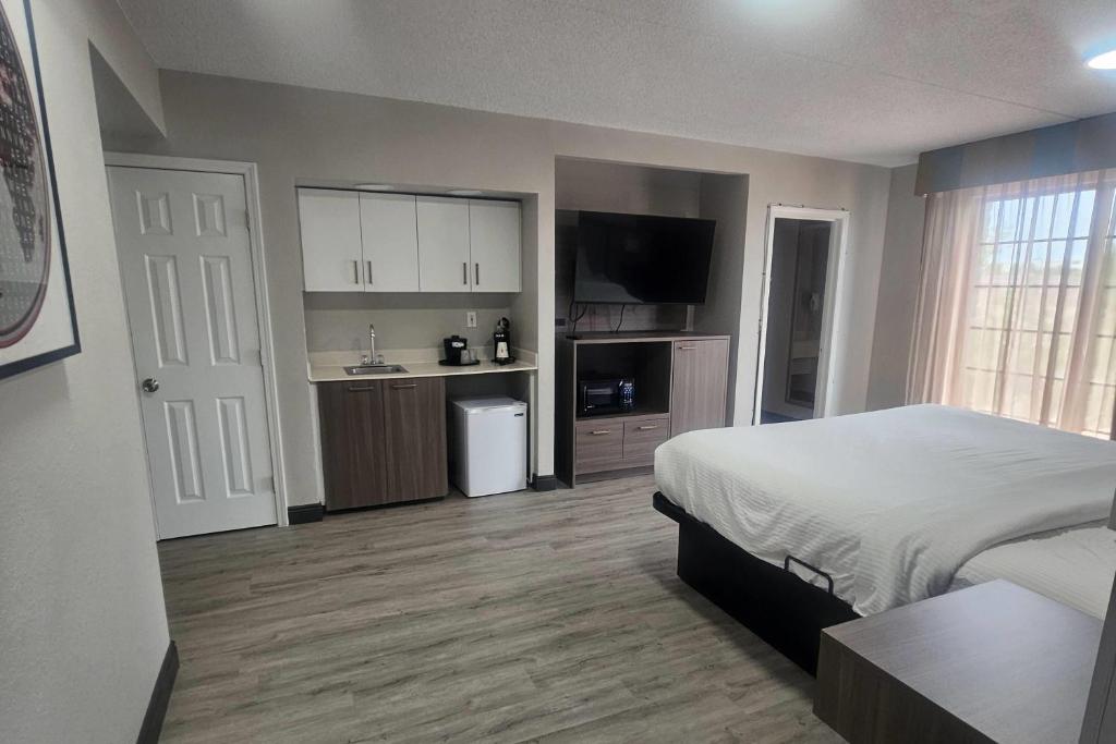 Ramada by Wyndham Westminster Denver - King Suite - Non-Smoking
