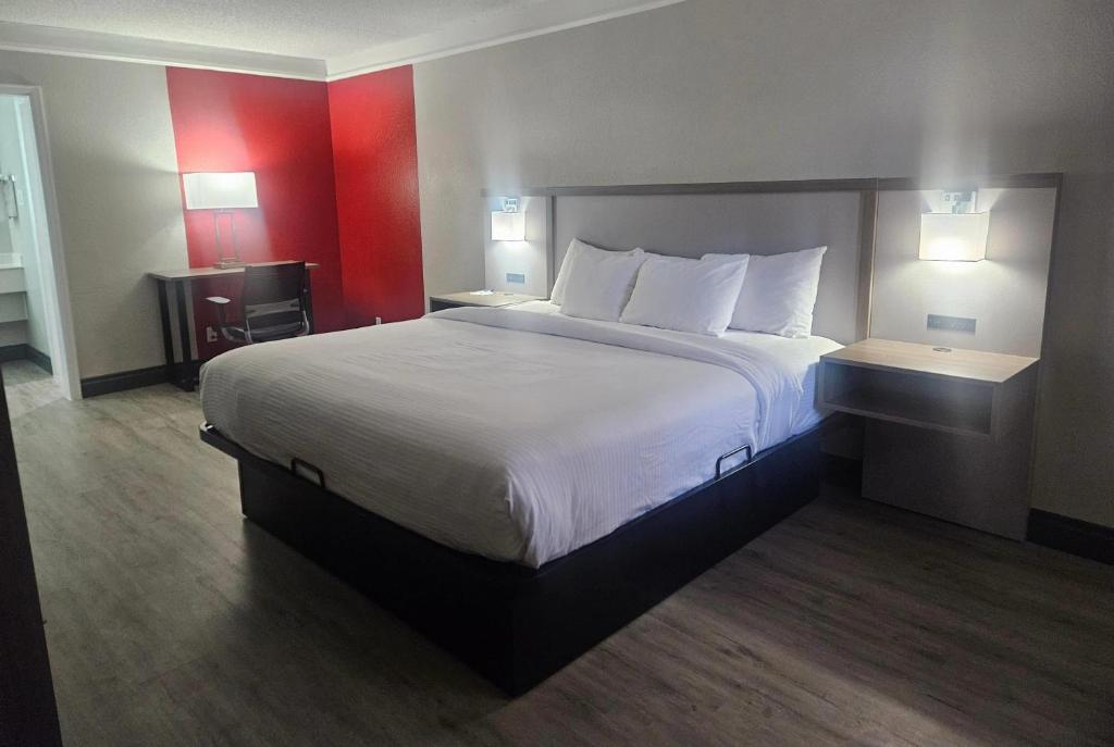 Ramada by Wyndham Westminster Denver - Deluxe King Room - Non-Smoking