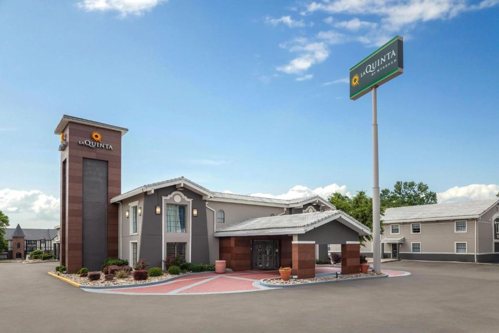 La Quinta Inn by Wyndham Omaha West - Housity