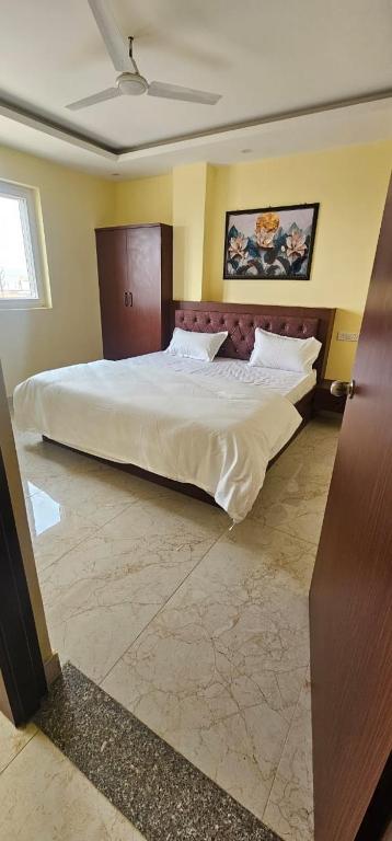 a bedroom with a large bed in a room at Hotel Sunny in Varanasi
