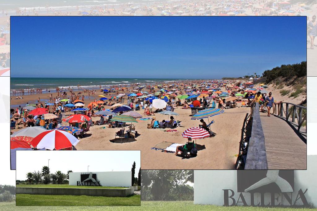 eine Gruppe von Menschen mit Sonnenschirmen an einem Strand in der Unterkunft Ático Barrio de los Pescadores in Costa Ballena