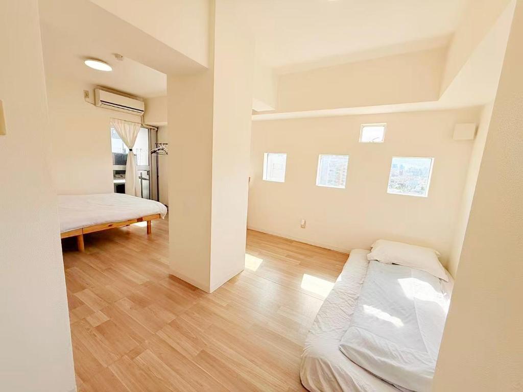 Shinjuku Kabuki Youth Hostel#New Sunshine Room#50 second walk from Higashi Shinjuku subway#Automatic locking door at entrance#新宿12BK