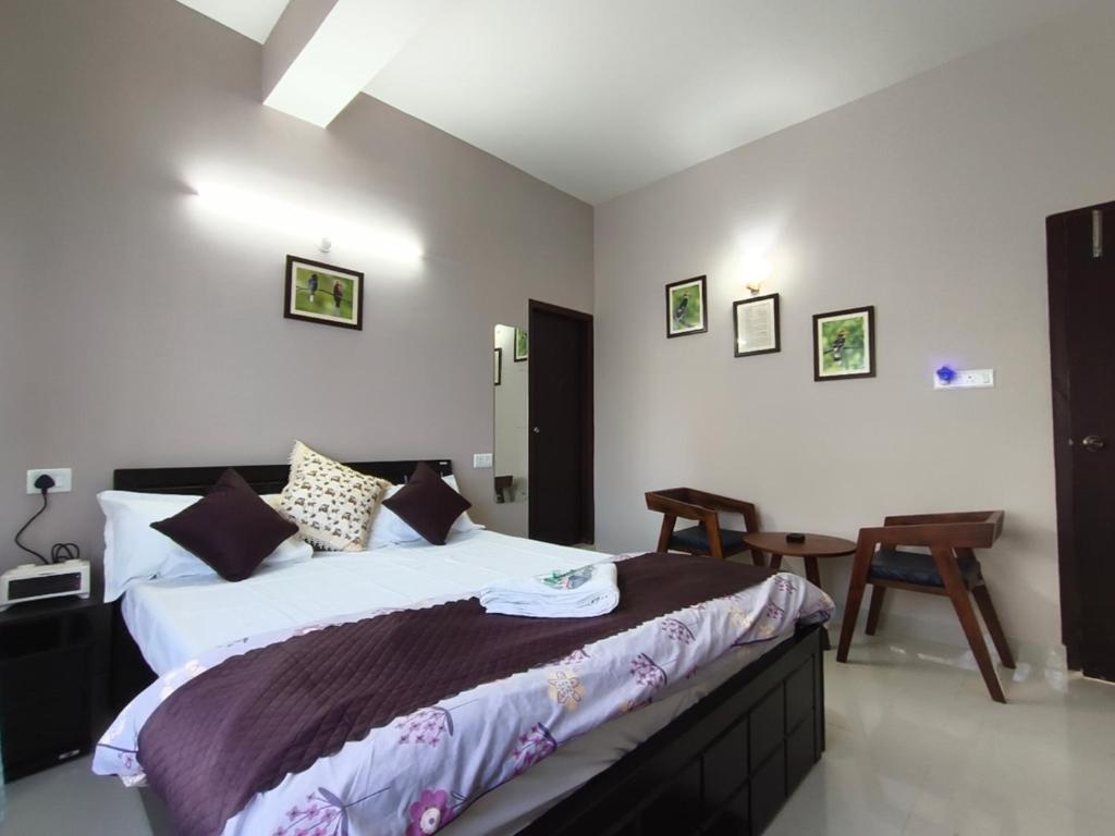a bedroom with a large bed in a room at Magpie Residency Kalimpong in Kalimpong