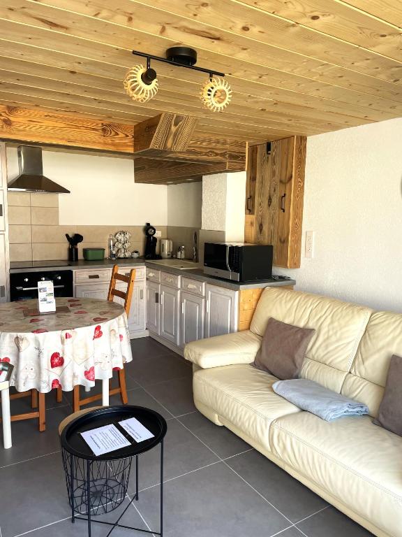 a living room with a couch and a table at Le repaire de l'horloger in Maîche
