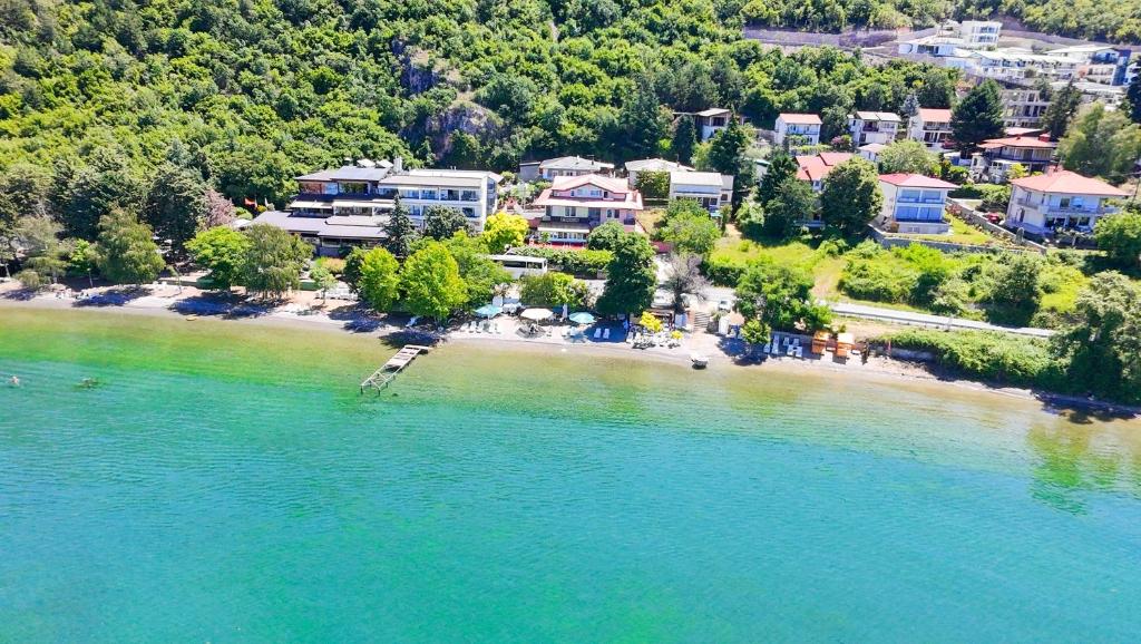 Luftaufnahme eines Strandes mit einem Ferienresort in der Unterkunft Hotel Lagadin in Ohrid