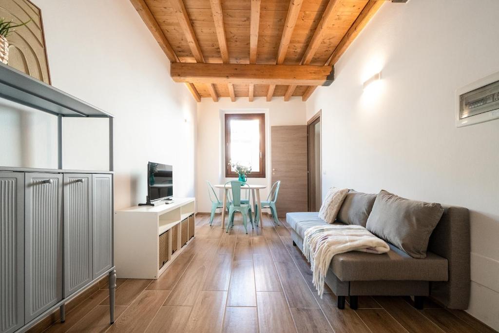 a living room with a couch and a table at L'appartamento azzurro cielo in Fanano