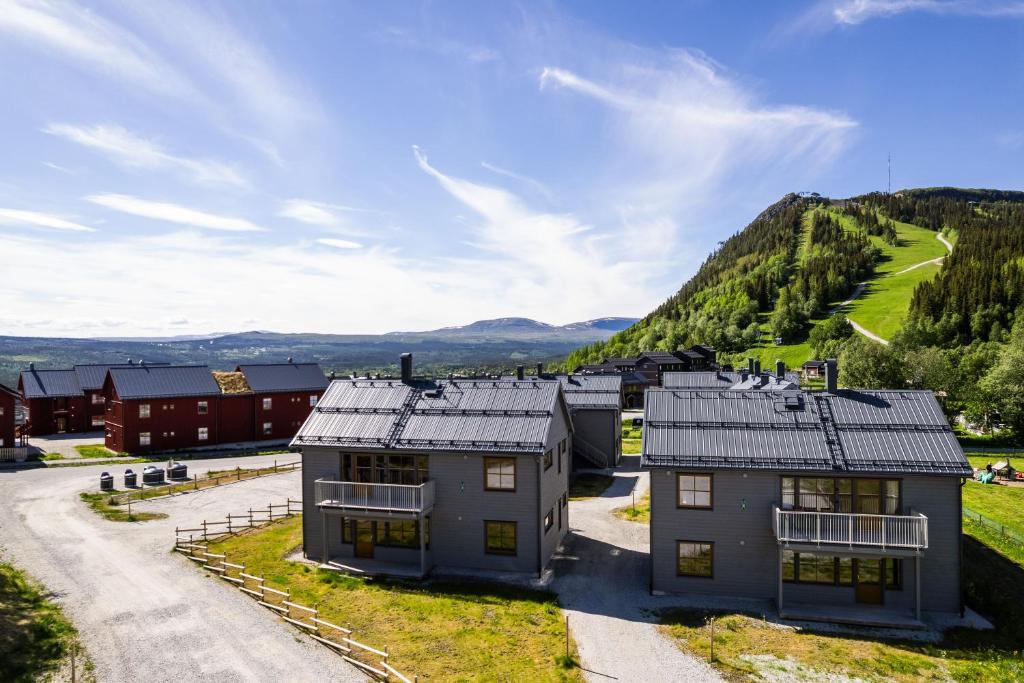 an aerial view of a house with a mountain in the background at Funäsdalshöjden - Funäsdalen in Funäsdalen