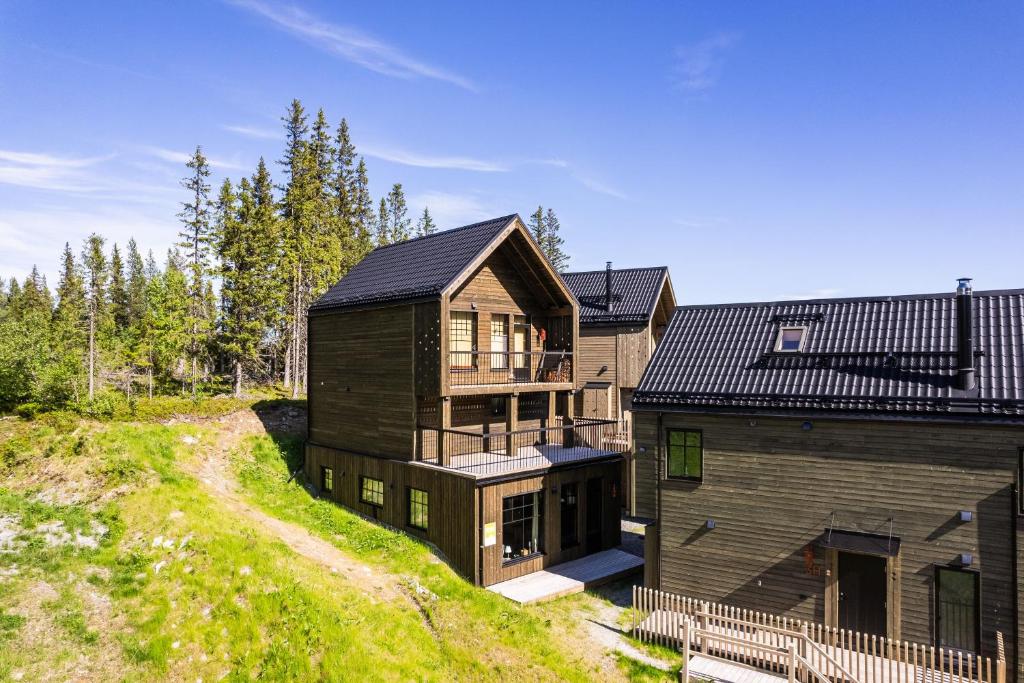 a large wooden house on top of a hill at Ljungvind Kåvan - Funäsdalen in Funäsdalen
