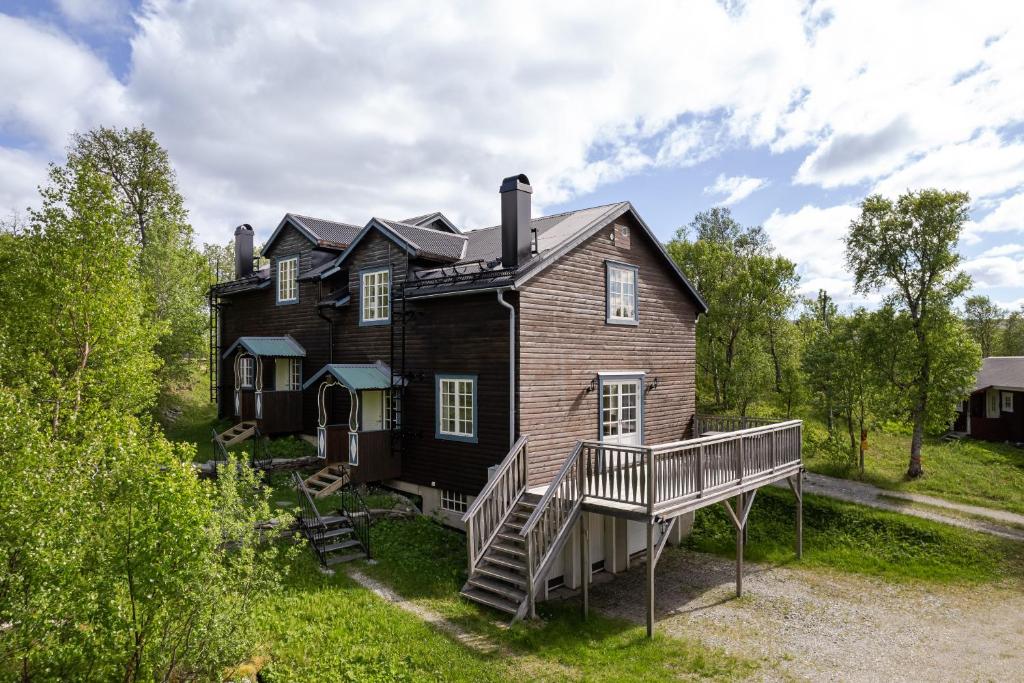 a large house with a porch and a deck at Brunkulla - Tänndalen in Tänndalen