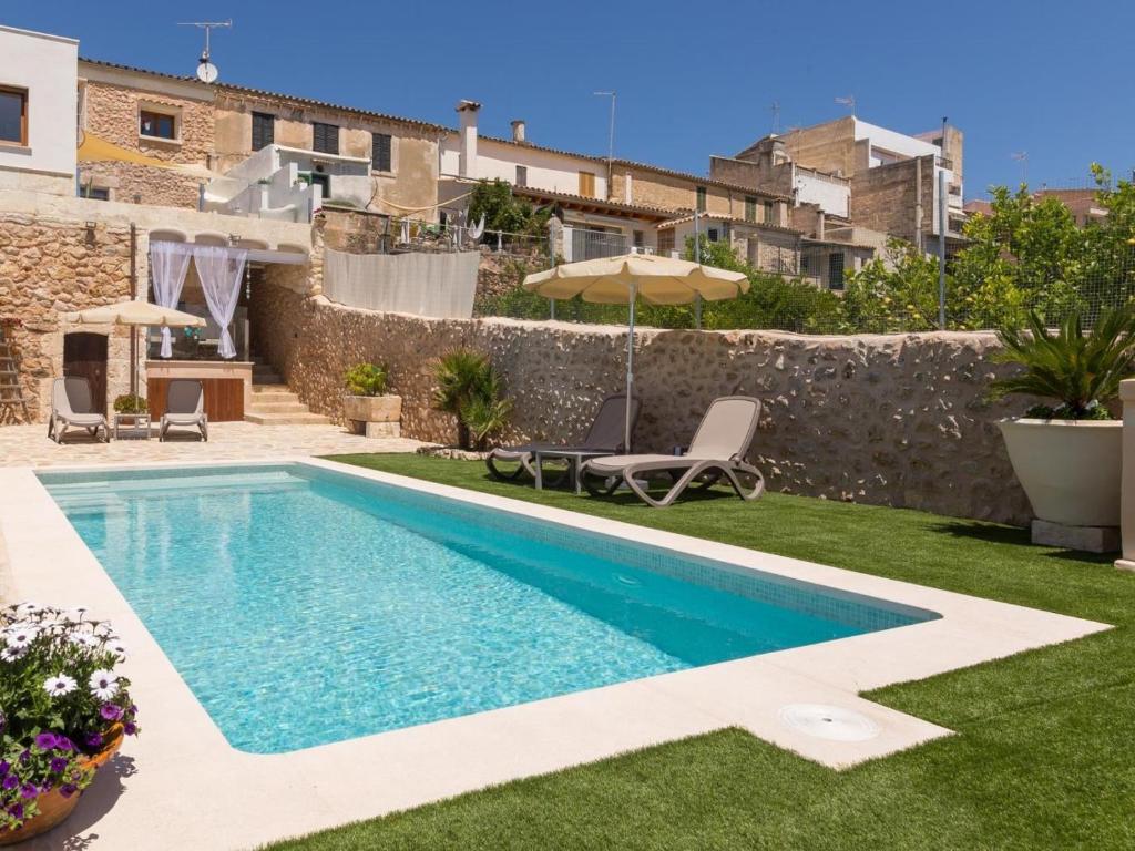 a villa with a swimming pool and a yard at Casa del Sol in Búger