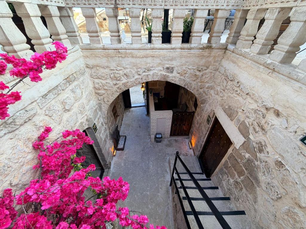 an overhead view of a building with pink flowers at Mirisso Konak Mardin in Mardin