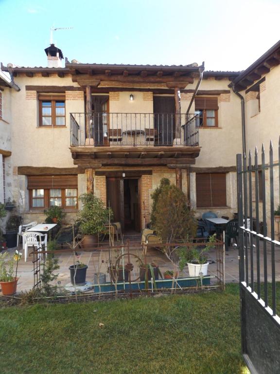 Casa grande con balcón y patio en La Fragua de los Alvaro 2, en Turégano