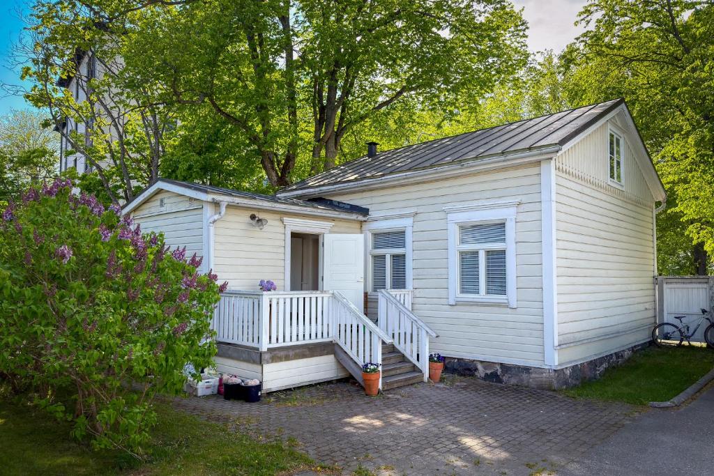 a small white house with a porch and stairs at Hanko Sailor House in Hanko
