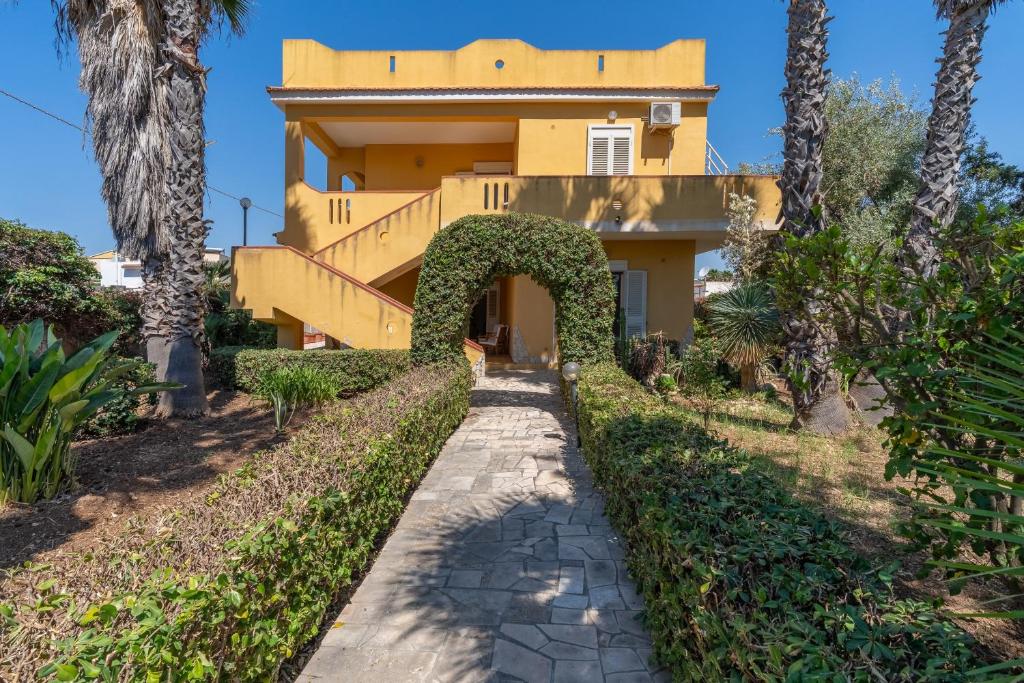 a villa with a pathway in front of a house at Villa Preside in Noto Marina
