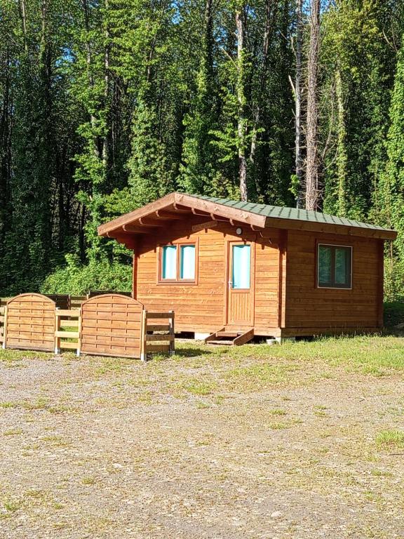 a small cabin in the middle of a field at Pied de Mouton in Comblessac