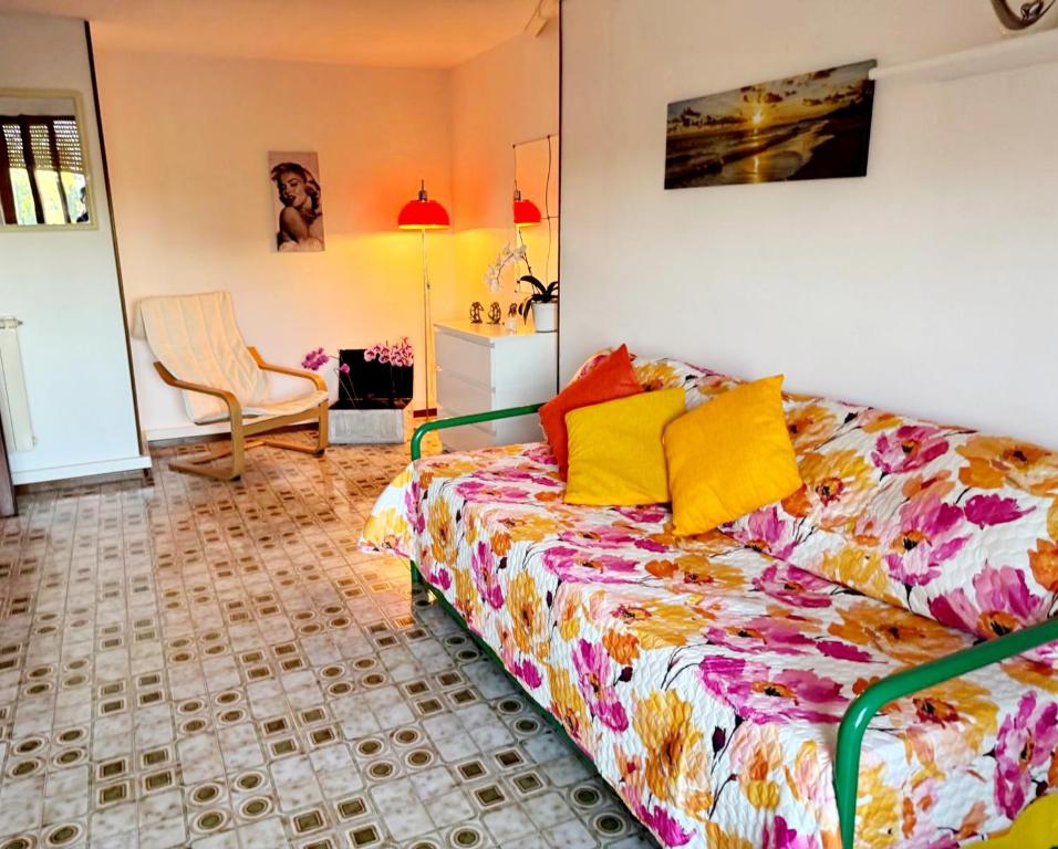 a living room with a bed and a chair at Luna e Sentidu in Villaputzu