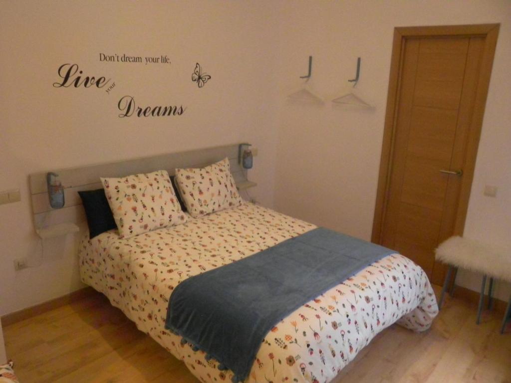 Una cama o camas en una habitación de Malaga Sweet Home