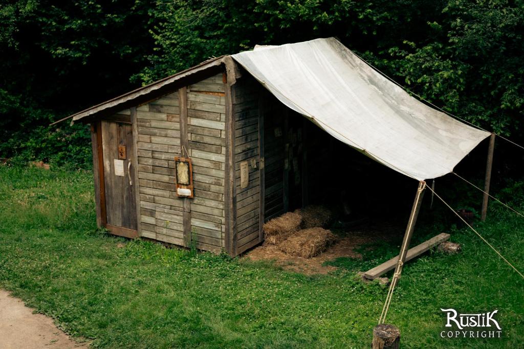 a small shed with a tarp on top of it at Rustik in Chailloué