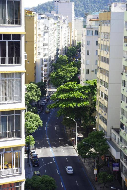 una strada in una città con edifici alti di Apartment Djalma Ulrich a Rio de Janeiro